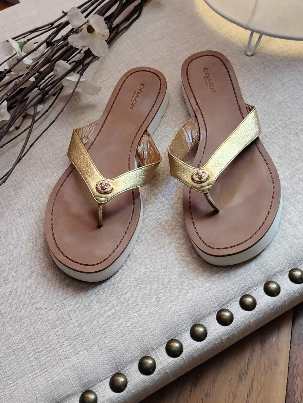 Coach Women's 10B Tan Brown Shelly Signature Turn Lock Thong Flip Flops